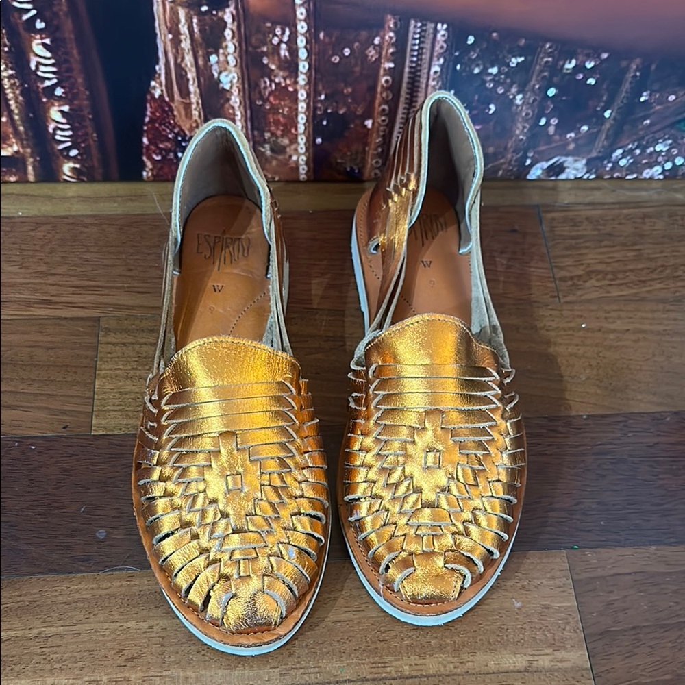 Espiritu Metallic Gold Espadrilles, size 9
